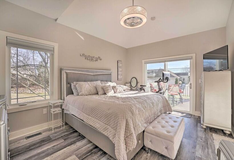 Sleek Ludington Haven < 1 Mi To Lake Michigan