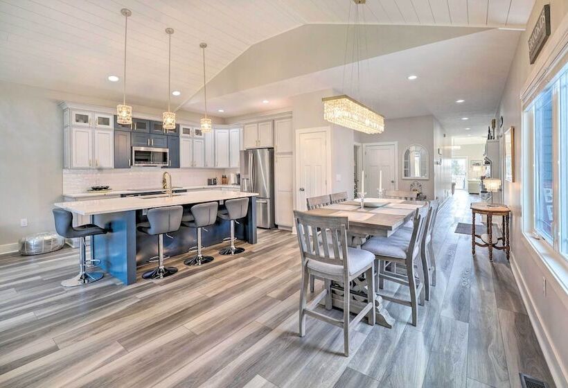 Sleek Ludington Haven < 1 Mi To Lake Michigan