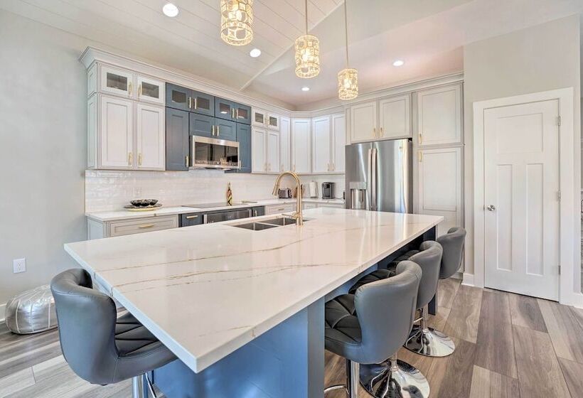 Sleek Ludington Haven < 1 Mi To Lake Michigan