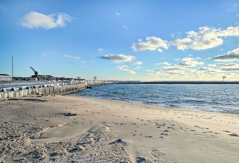 Sleek Ludington Haven < 1 Mi To Lake Michigan