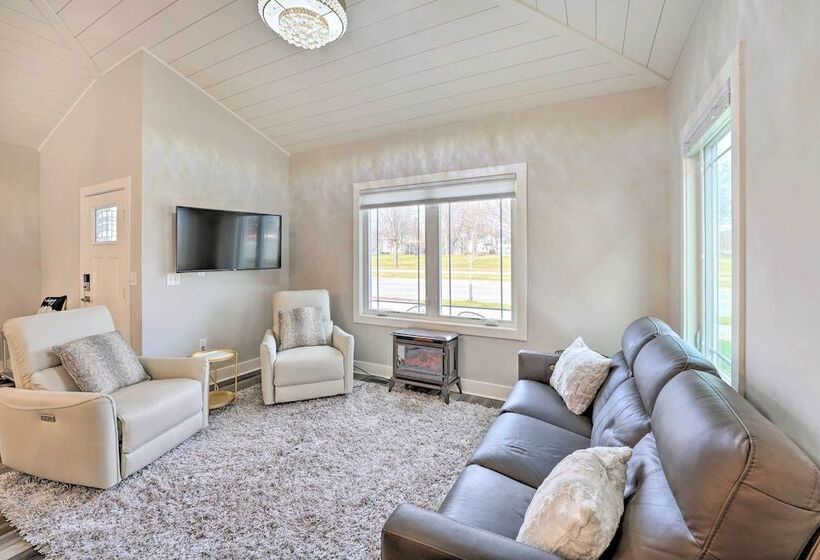 Sleek Ludington Haven < 1 Mi To Lake Michigan