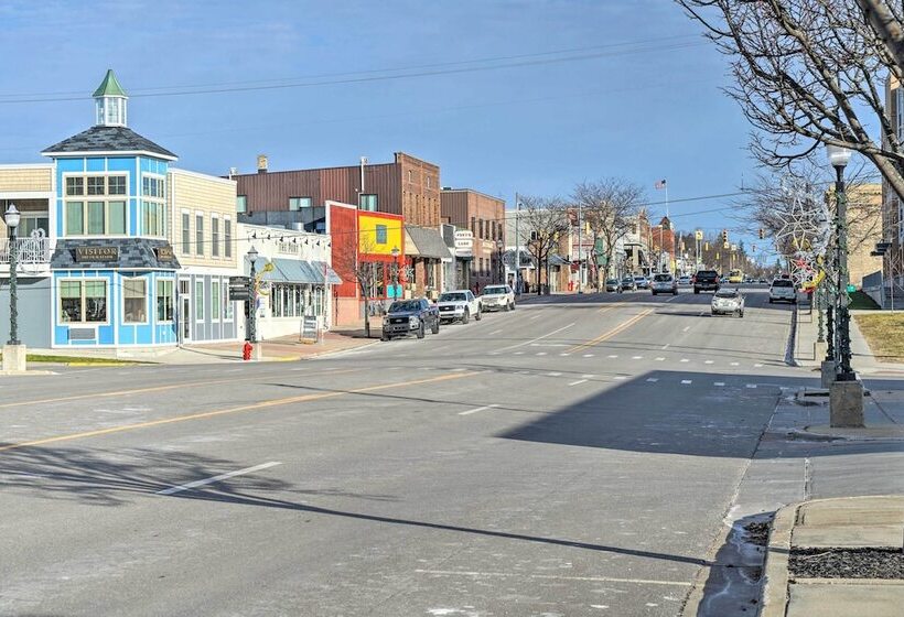 Sleek Ludington Haven < 1 Mi To Lake Michigan