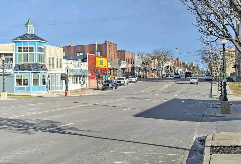 Sleek Ludington Haven < 1 Mi To Lake Michigan