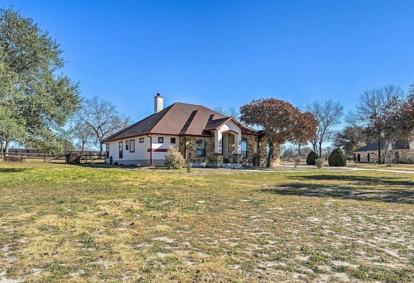 Pet Friendly La Vernia Home, 30 Mi To San Antonio