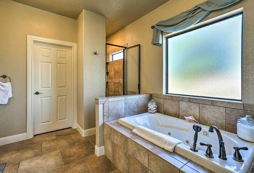 Pet Friendly La Vernia Home, 30 Mi To San Antonio