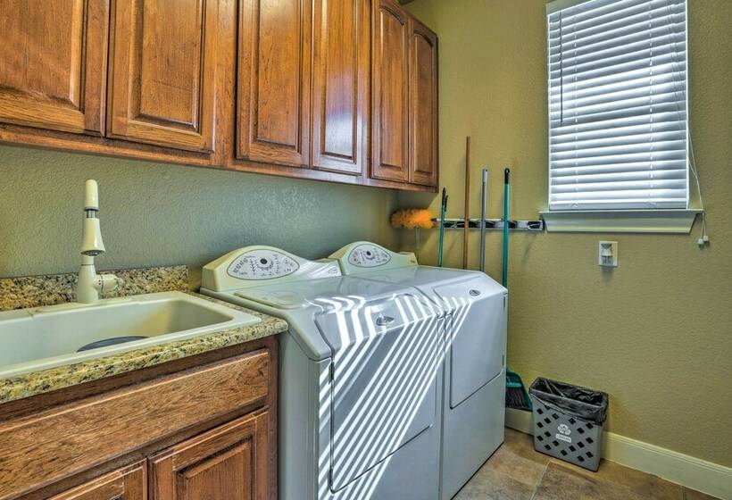 Pet Friendly La Vernia Home, 30 Mi To San Antonio