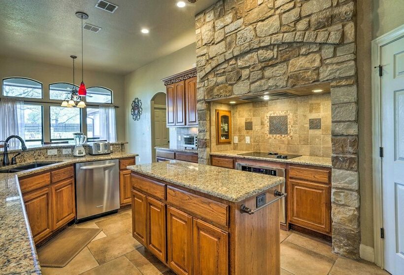 Pet Friendly La Vernia Home, 30 Mi To San Antonio