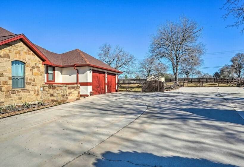 Pet Friendly La Vernia Home, 30 Mi To San Antonio