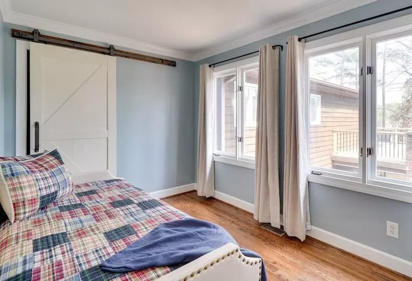 Spacious Waterfront Hyco Lake Retreat W/ Dock!