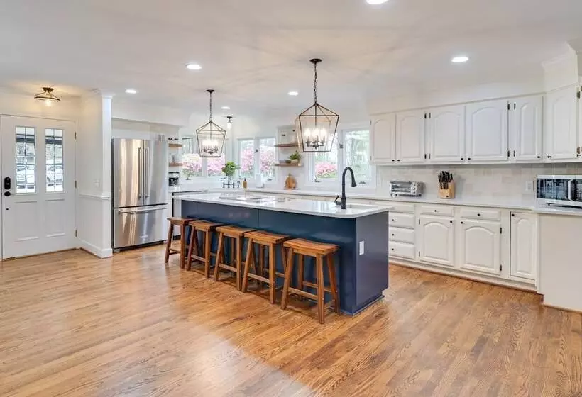 Spacious Waterfront Hyco Lake Retreat W/ Dock!