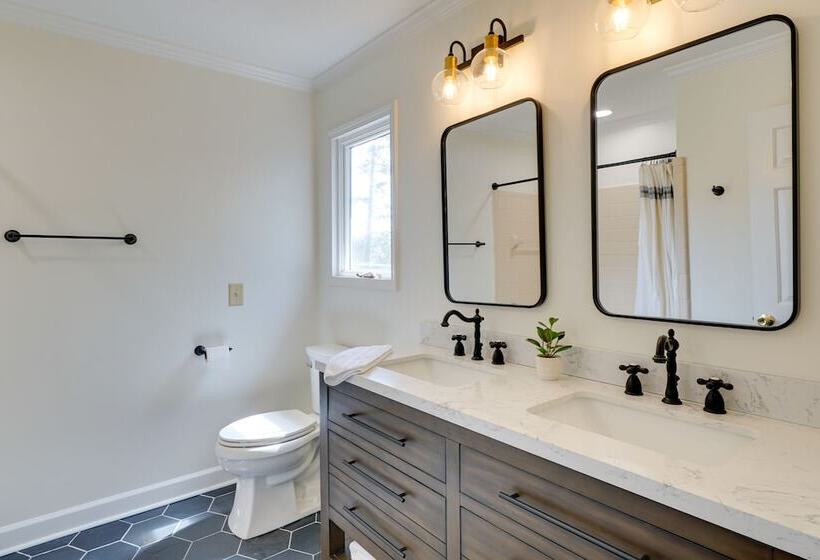 Spacious Waterfront Hyco Lake Retreat W/ Dock!