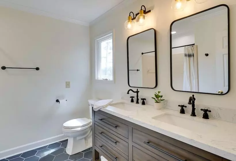 Spacious Waterfront Hyco Lake Retreat W/ Dock!