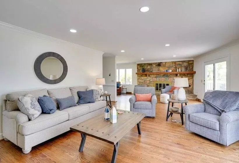 Spacious Waterfront Hyco Lake Retreat W/ Dock!