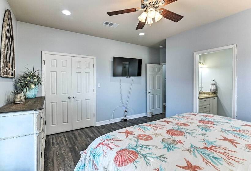 Steps To Shore: Crystal Beach Retreat W/ Deck!