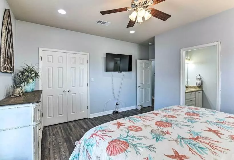 Steps To Shore: Crystal Beach Retreat W/ Deck!