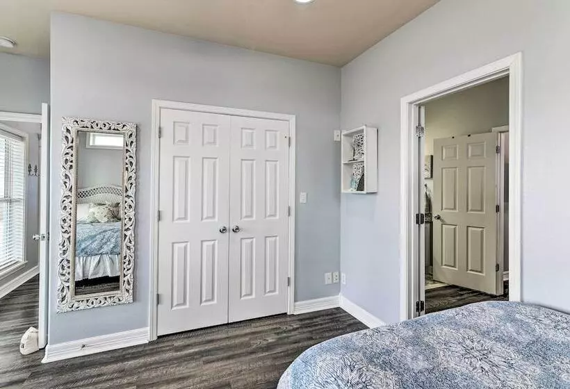 Steps To Shore: Crystal Beach Retreat W/ Deck!