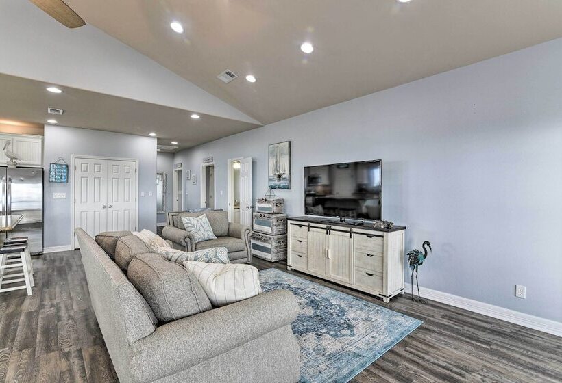 Steps To Shore: Crystal Beach Retreat W/ Deck!