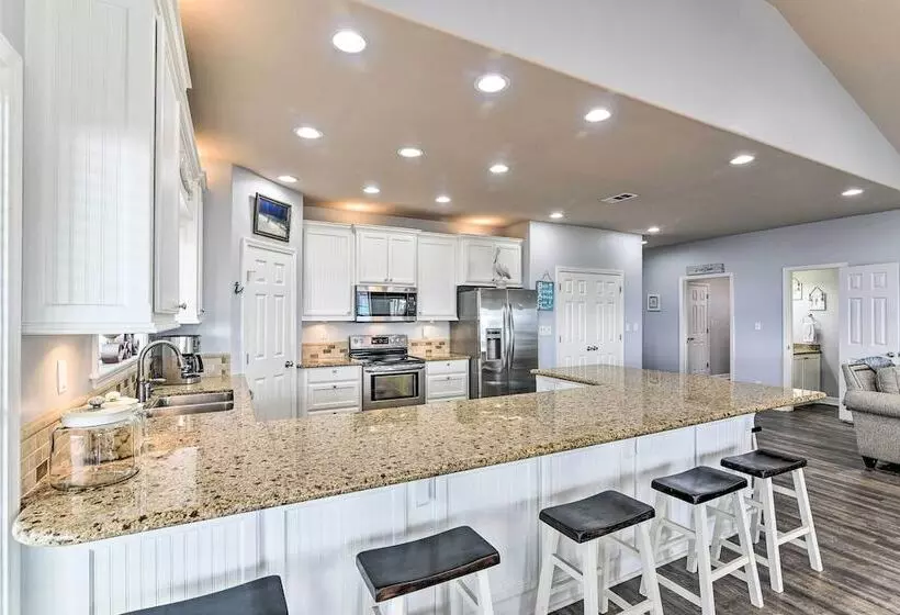 Steps To Shore: Crystal Beach Retreat W/ Deck!