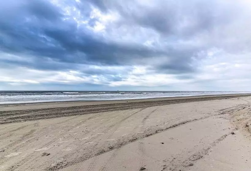 Steps To Shore: Crystal Beach Retreat W/ Deck!