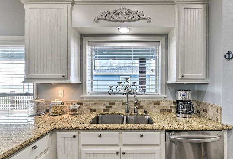 Steps To Shore: Crystal Beach Retreat W/ Deck!