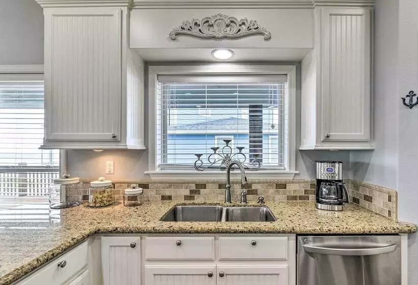 Steps To Shore: Crystal Beach Retreat W/ Deck!