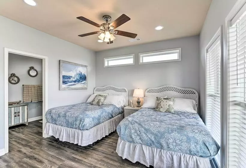 Steps To Shore: Crystal Beach Retreat W/ Deck!