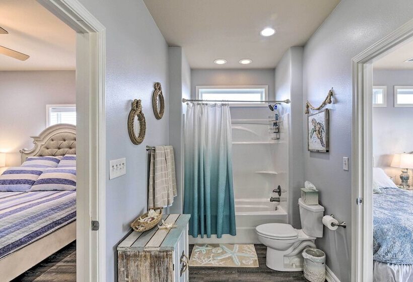 Steps To Shore: Crystal Beach Retreat W/ Deck!