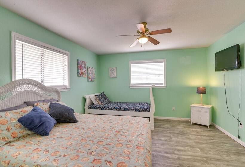 Walk To Gulf: Surfside Beach Home W/ Deck