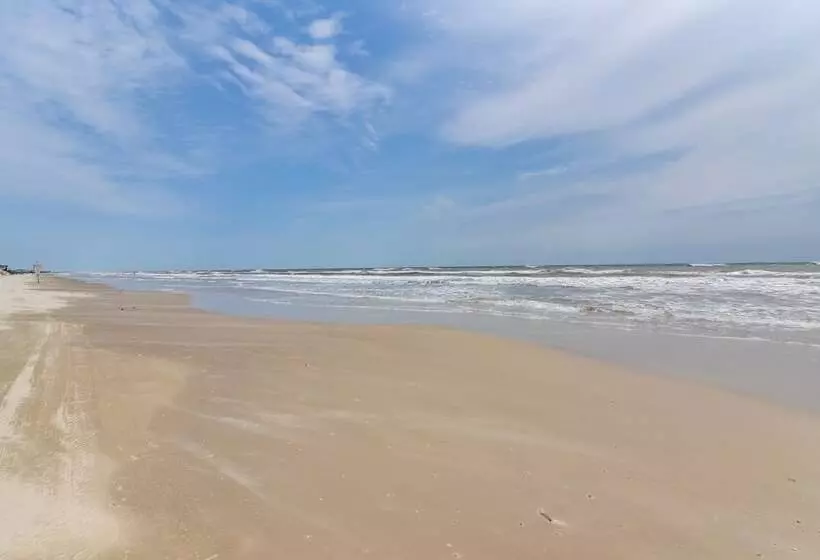 Walk To Gulf: Surfside Beach Home W/ Deck