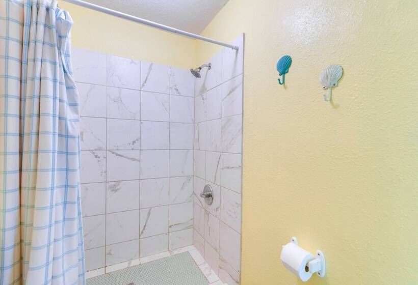 Walk To Gulf: Surfside Beach Home W/ Deck