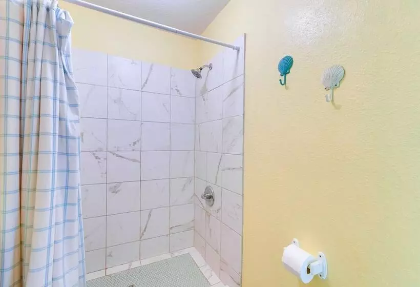 Walk To Gulf: Surfside Beach Home W/ Deck