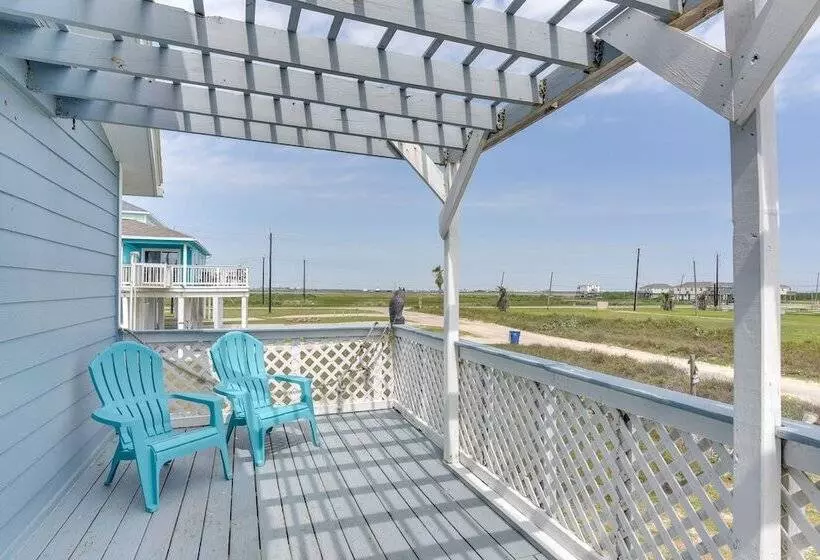 Walk To Gulf: Surfside Beach Home W/ Deck