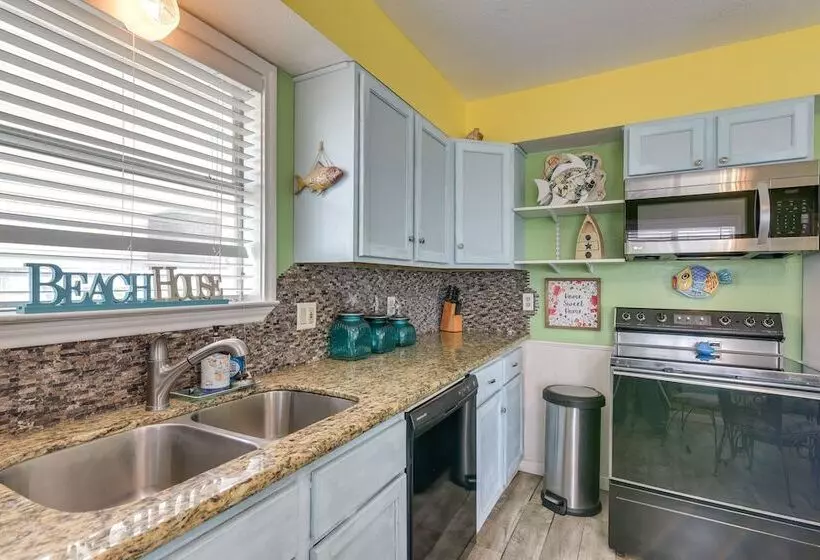 Walk To Gulf: Surfside Beach Home W/ Deck