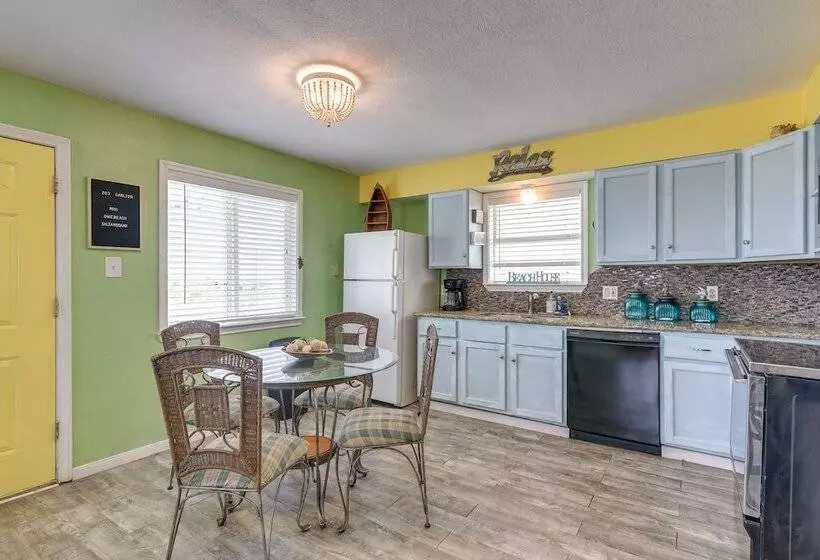 Walk To Gulf: Surfside Beach Home W/ Deck