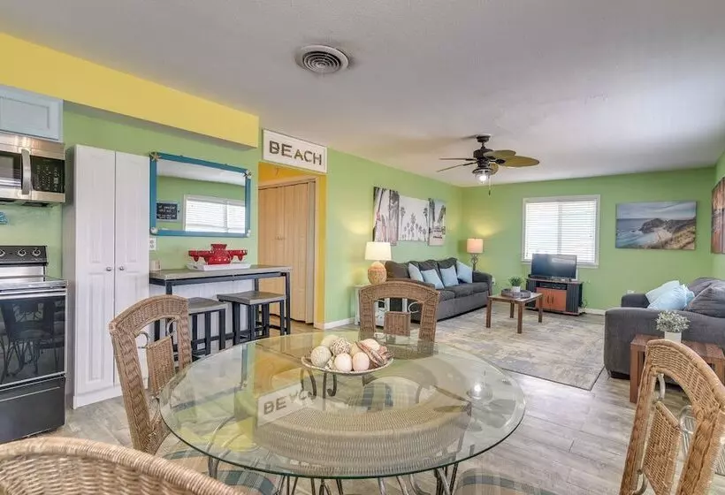 Walk To Gulf: Surfside Beach Home W/ Deck