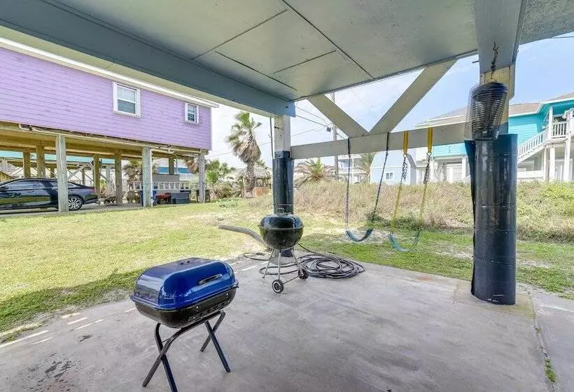 Walk To Gulf: Surfside Beach Home W/ Deck