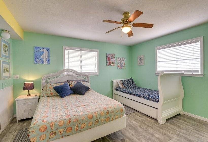 Walk To Gulf: Surfside Beach Home W/ Deck