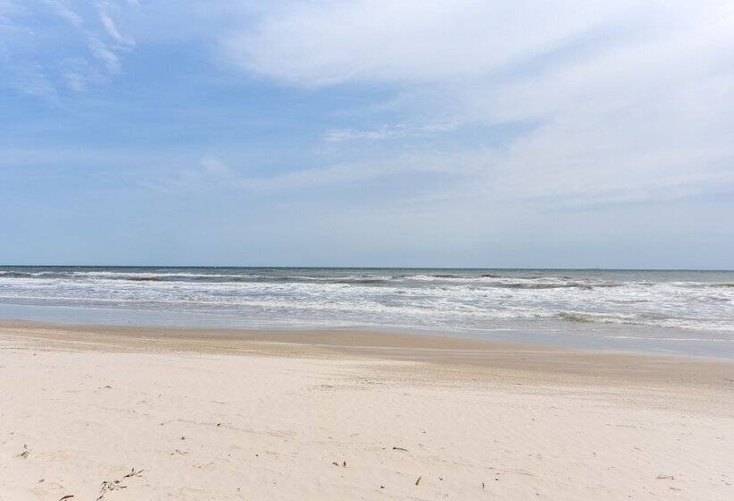 Walk To Gulf: Surfside Beach Home W/ Deck