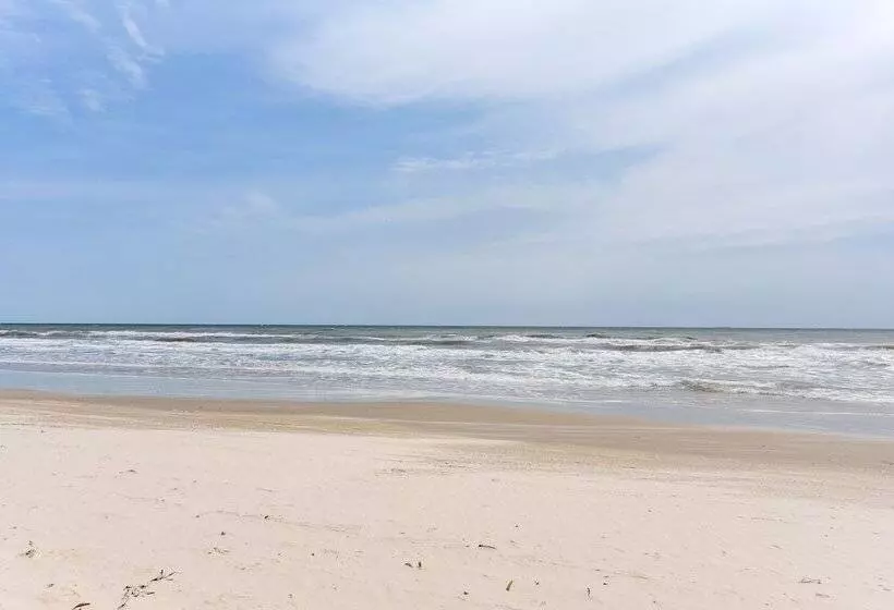 Walk To Gulf: Surfside Beach Home W/ Deck