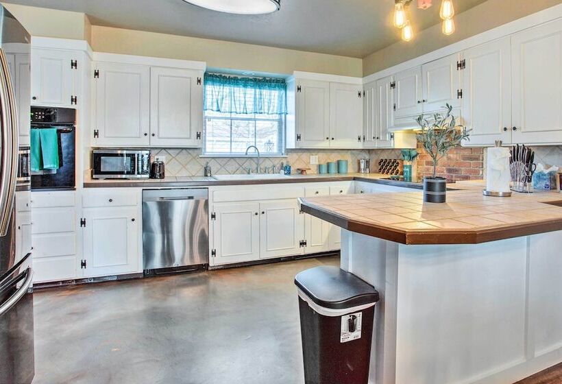 The Village Home W/ Pool, 12 Mi To Okc!