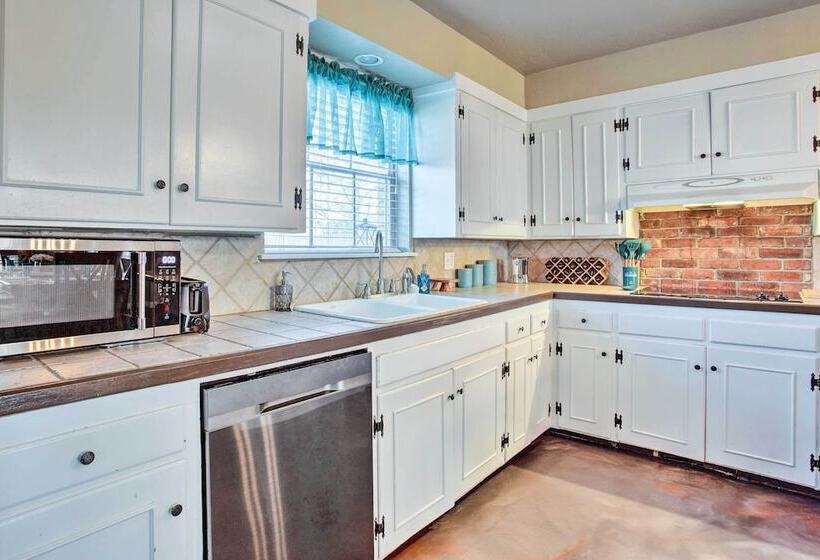 The Village Home W/ Pool, 12 Mi To Okc!