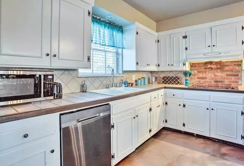 The Village Home W/ Pool, 12 Mi To Okc!