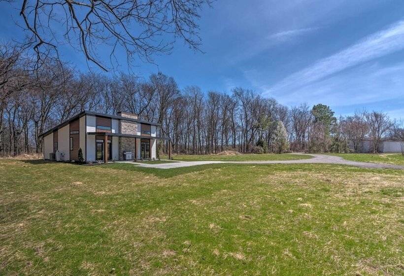 Upscale & Quiet Paducah Retreat On 15 Acres!