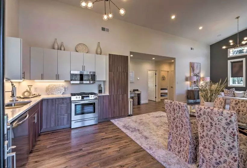 Upscale & Quiet Paducah Retreat On 15 Acres!