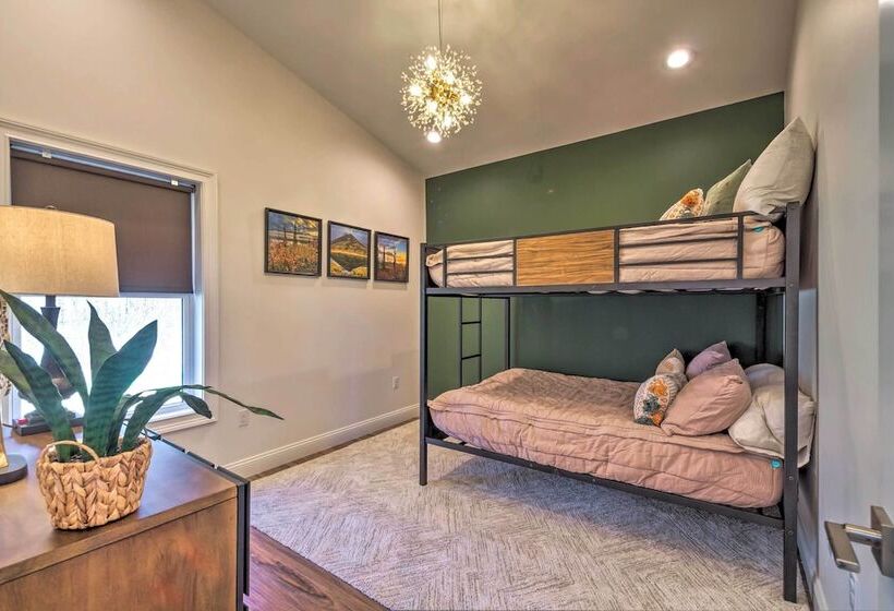 Upscale & Quiet Paducah Retreat On 15 Acres!