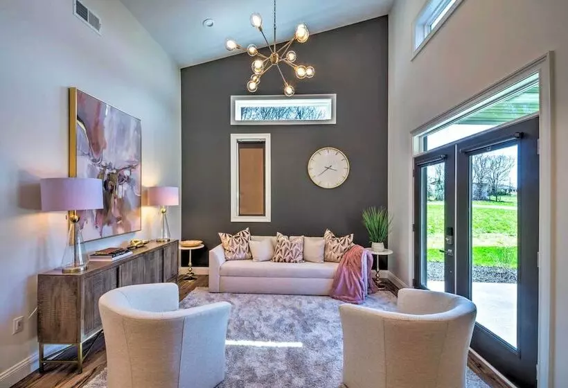 Upscale & Quiet Paducah Retreat On 15 Acres!