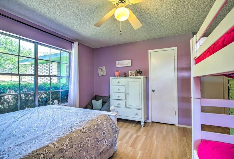 Vibrant Kingsland Retreat W/ Waterfront Views