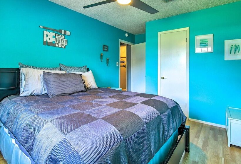 Vibrant Kingsland Retreat W/ Waterfront Views