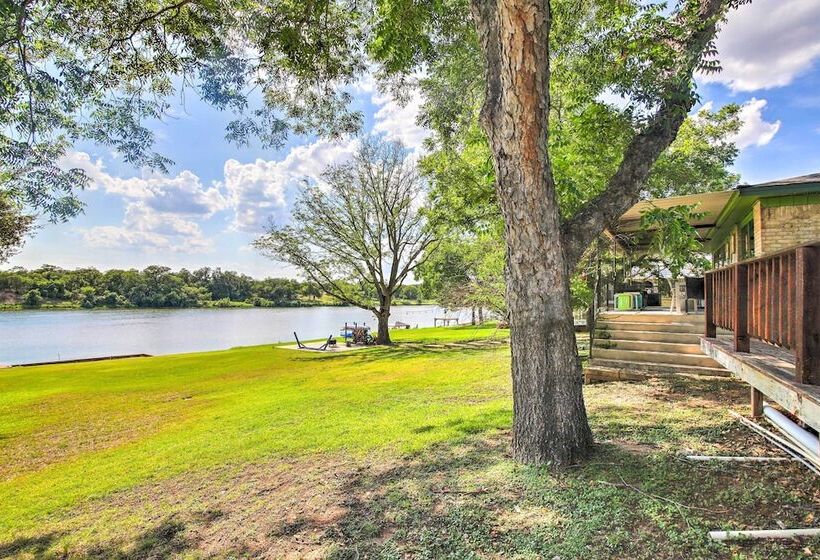 Vibrant Kingsland Retreat W/ Waterfront Views