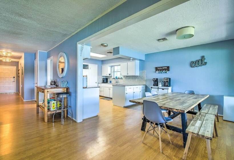 Vibrant Kingsland Retreat W/ Waterfront Views